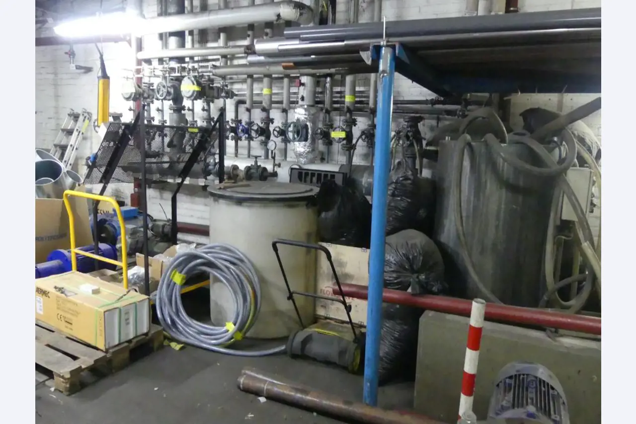 Equipement mécanique et accessoires d'une ancienne imprimerie en héliogravure-16