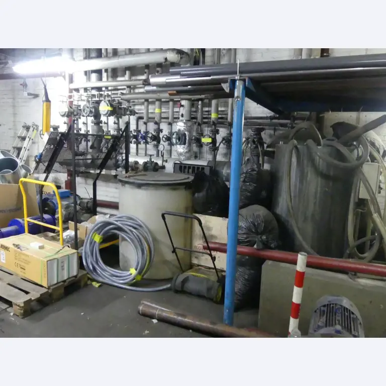 Equipement mécanique et accessoires d'une ancienne imprimerie en héliogravure-16