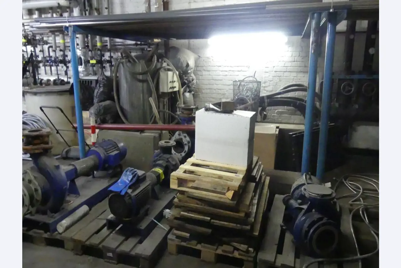 Equipement mécanique et accessoires d'une ancienne imprimerie en héliogravure-1