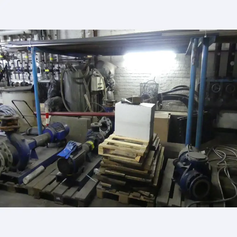 Equipement mécanique et accessoires d'une ancienne imprimerie en héliogravure-1