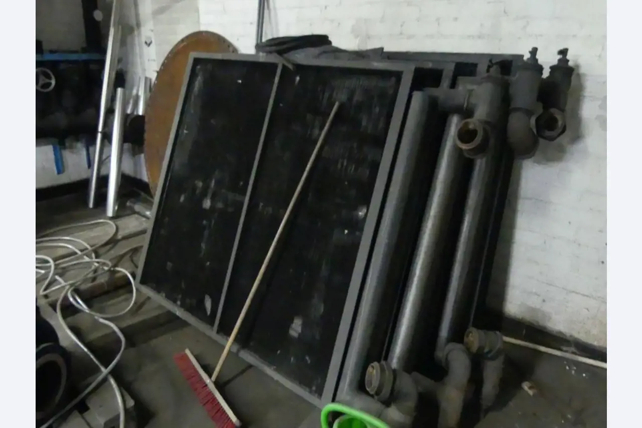 Equipement mécanique et accessoires d'une ancienne imprimerie en héliogravure-2