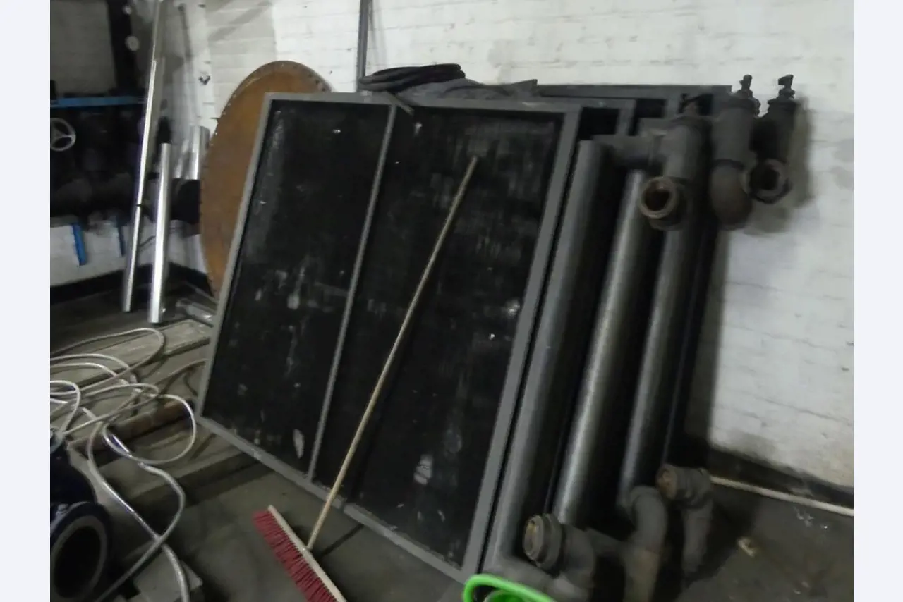 Equipement mécanique et accessoires d'une ancienne imprimerie en héliogravure-3