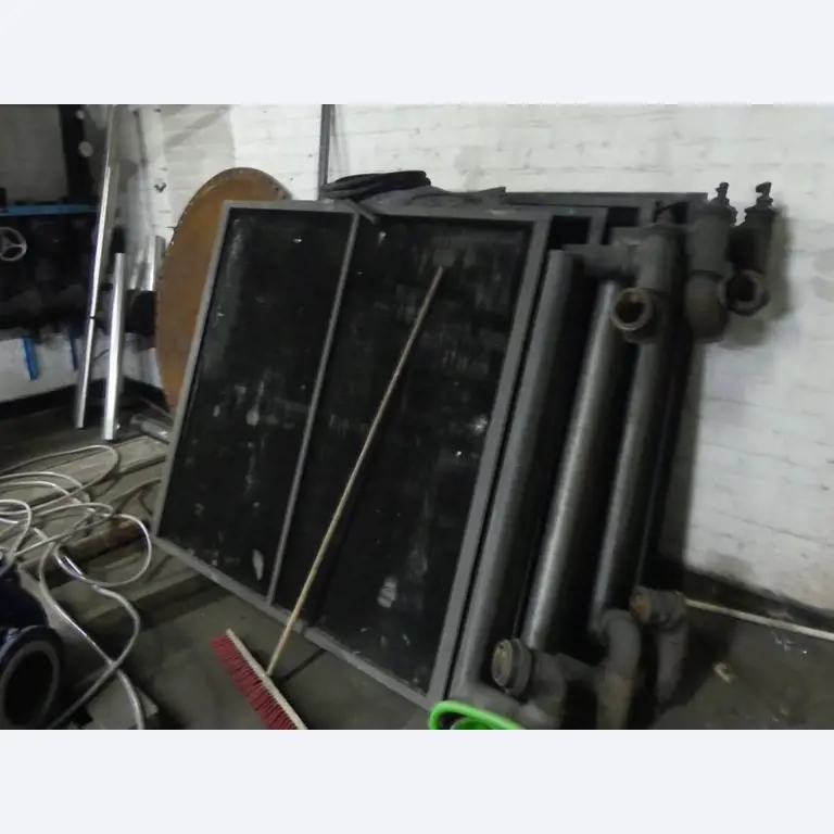 Equipement mécanique et accessoires d'une ancienne imprimerie en héliogravure-3