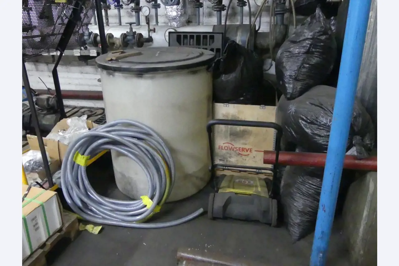 Equipement mécanique et accessoires d'une ancienne imprimerie en héliogravure-6