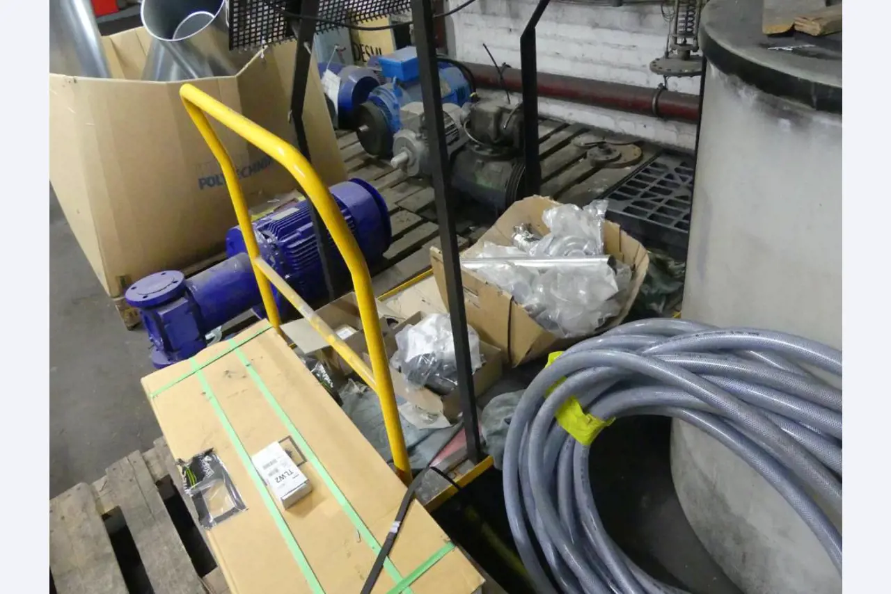 Equipement mécanique et accessoires d'une ancienne imprimerie en héliogravure-8