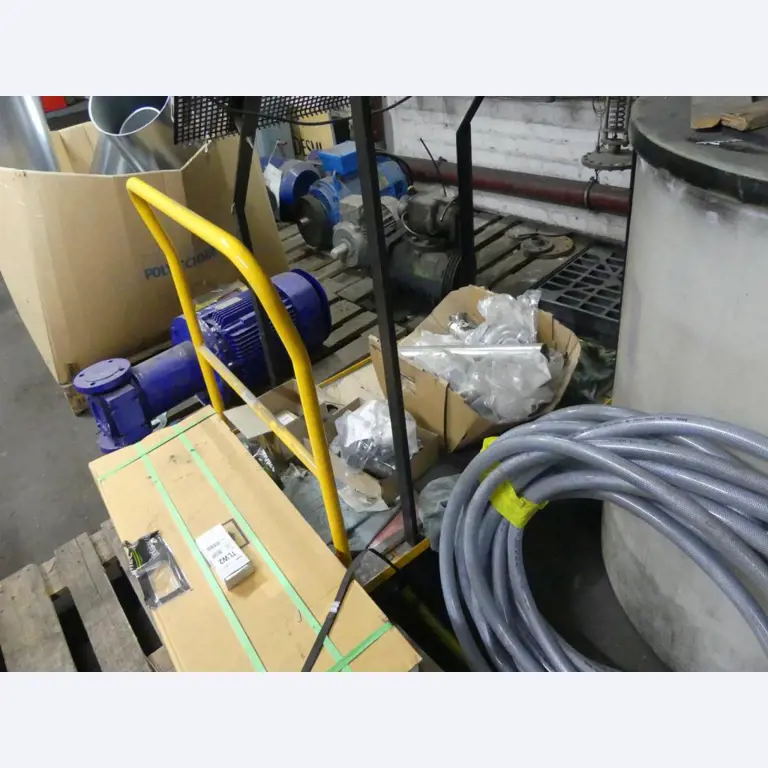 Equipement mécanique et accessoires d'une ancienne imprimerie en héliogravure-8