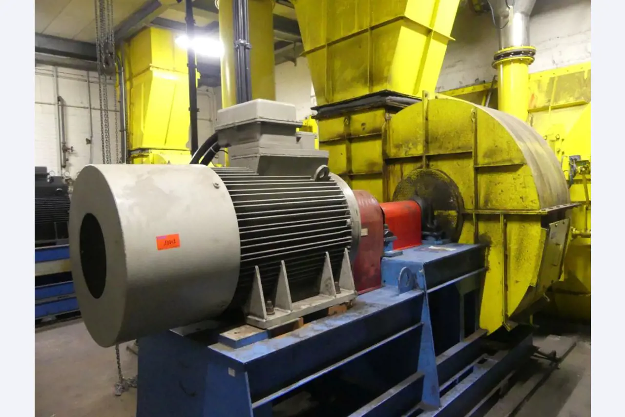 Equipement mécanique et accessoires d'une ancienne imprimerie en héliogravure-1