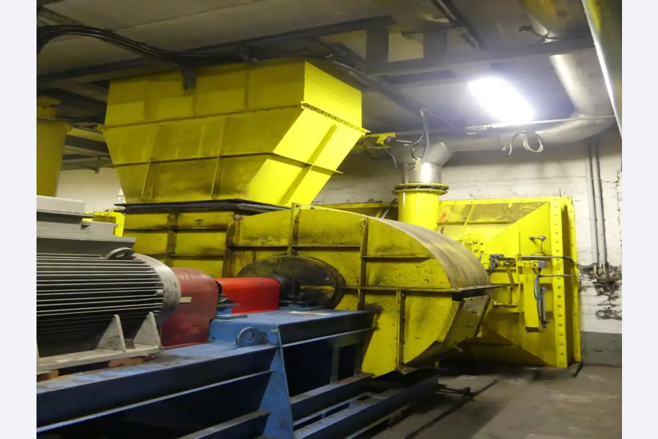 Equipement mécanique et accessoires d'une ancienne imprimerie en héliogravure-2