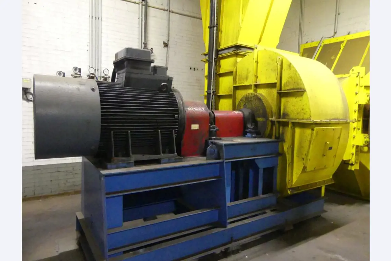 Equipement mécanique et accessoires d'une ancienne imprimerie en héliogravure-5