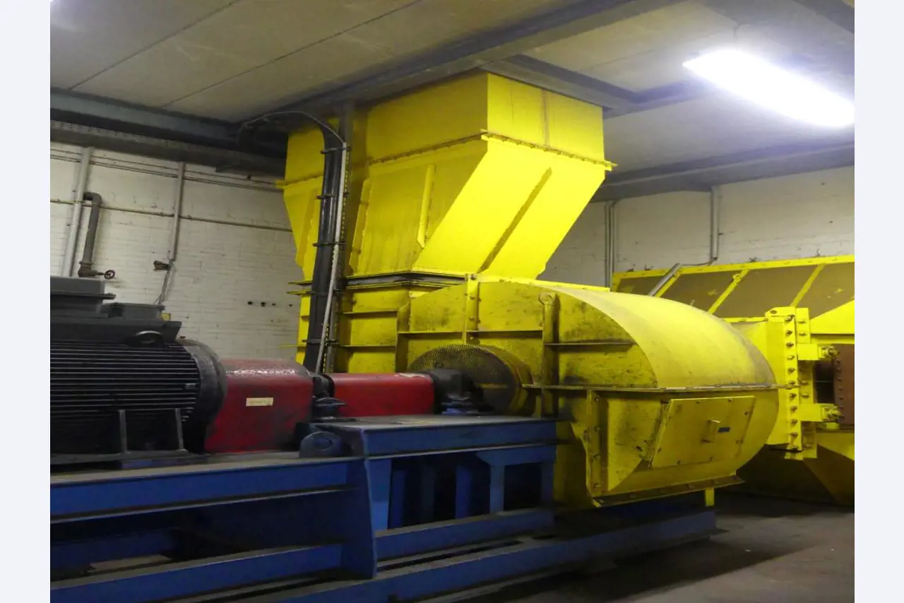 Equipement mécanique et accessoires d'une ancienne imprimerie en héliogravure-6