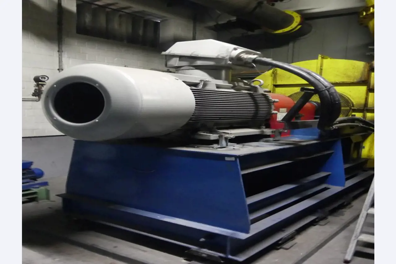 Equipement mécanique et accessoires d'une ancienne imprimerie en héliogravure-3