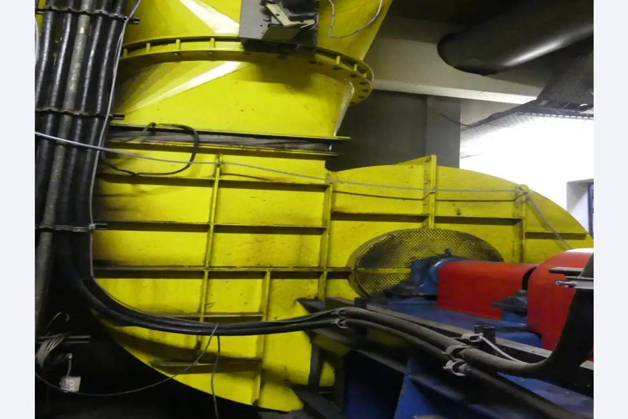 Equipement mécanique et accessoires d'une ancienne imprimerie en héliogravure-5