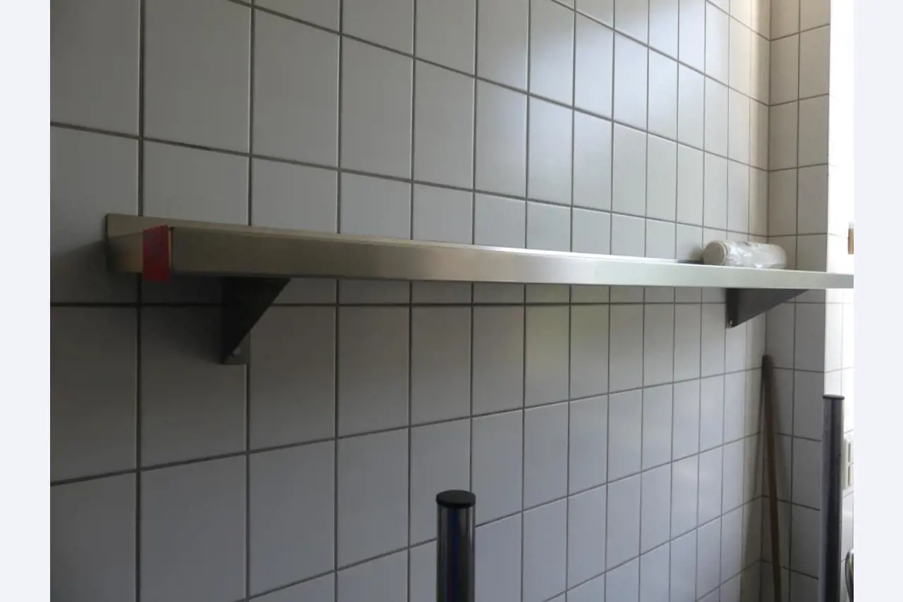 Maquinaria y accesorios de una antigua imprenta de huecograbado-1