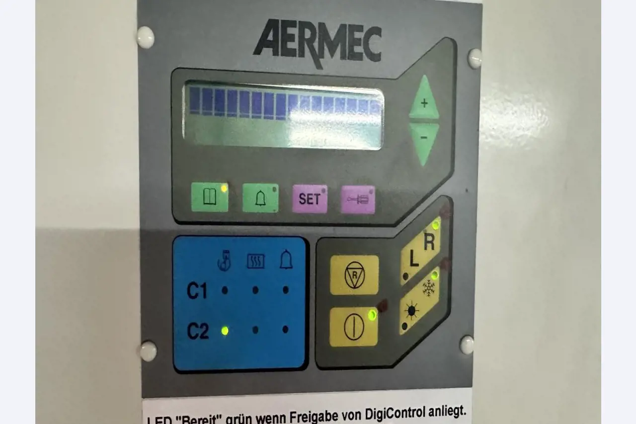 Equipement mécanique et accessoires d'une ancienne imprimerie en héliogravure-3