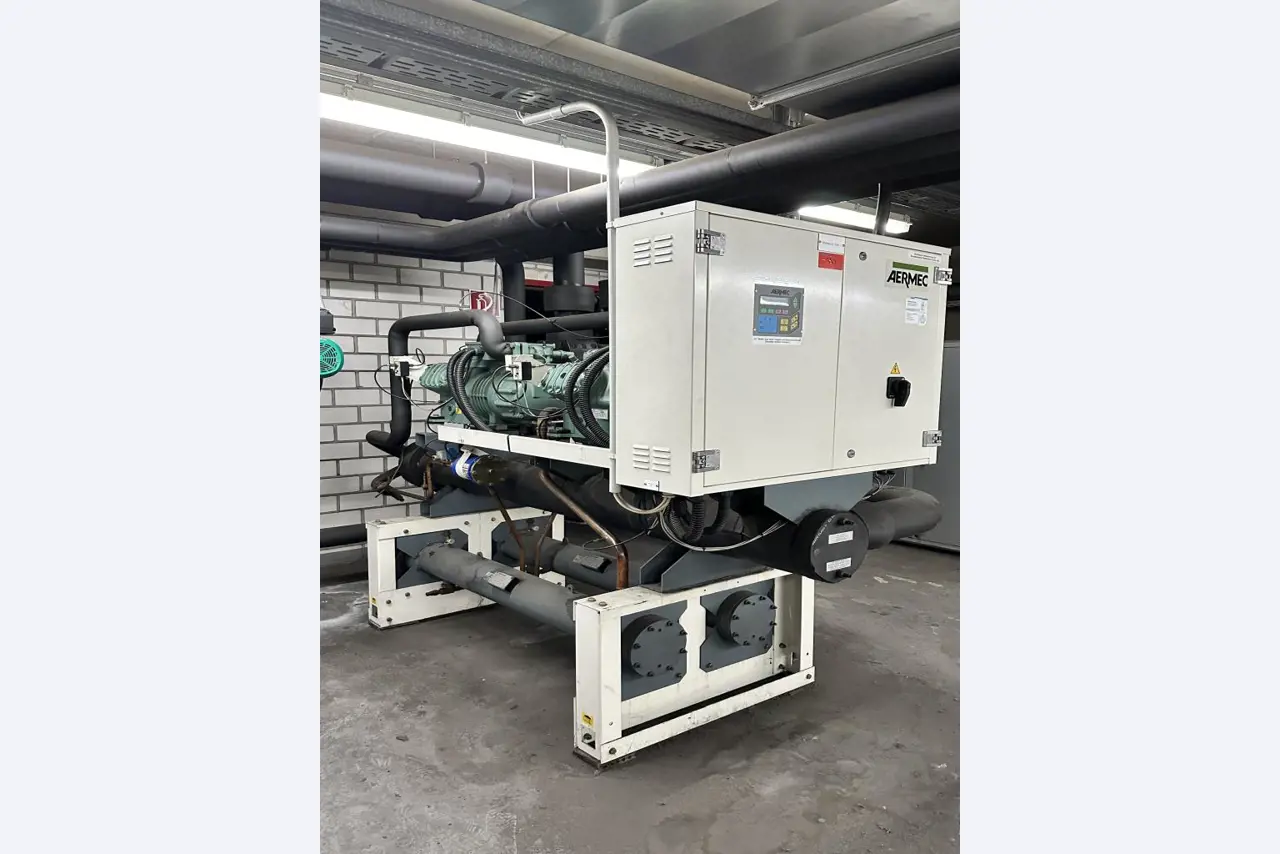 Equipement mécanique et accessoires d'une ancienne imprimerie en héliogravure-4