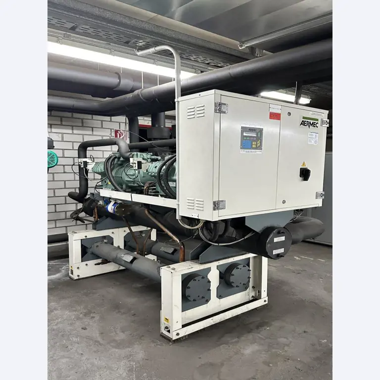 Equipement mécanique et accessoires d'une ancienne imprimerie en héliogravure-4