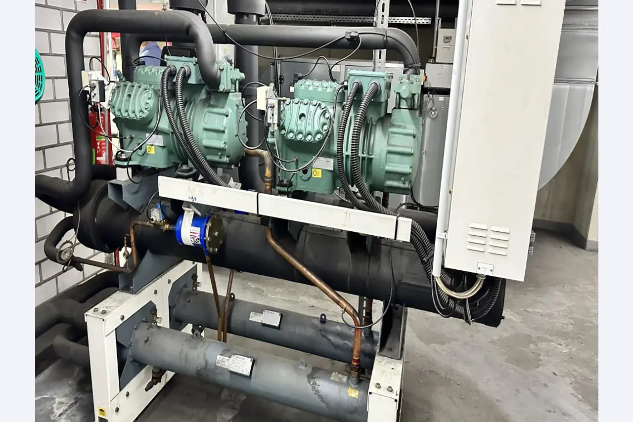 Equipement mécanique et accessoires d'une ancienne imprimerie en héliogravure-5