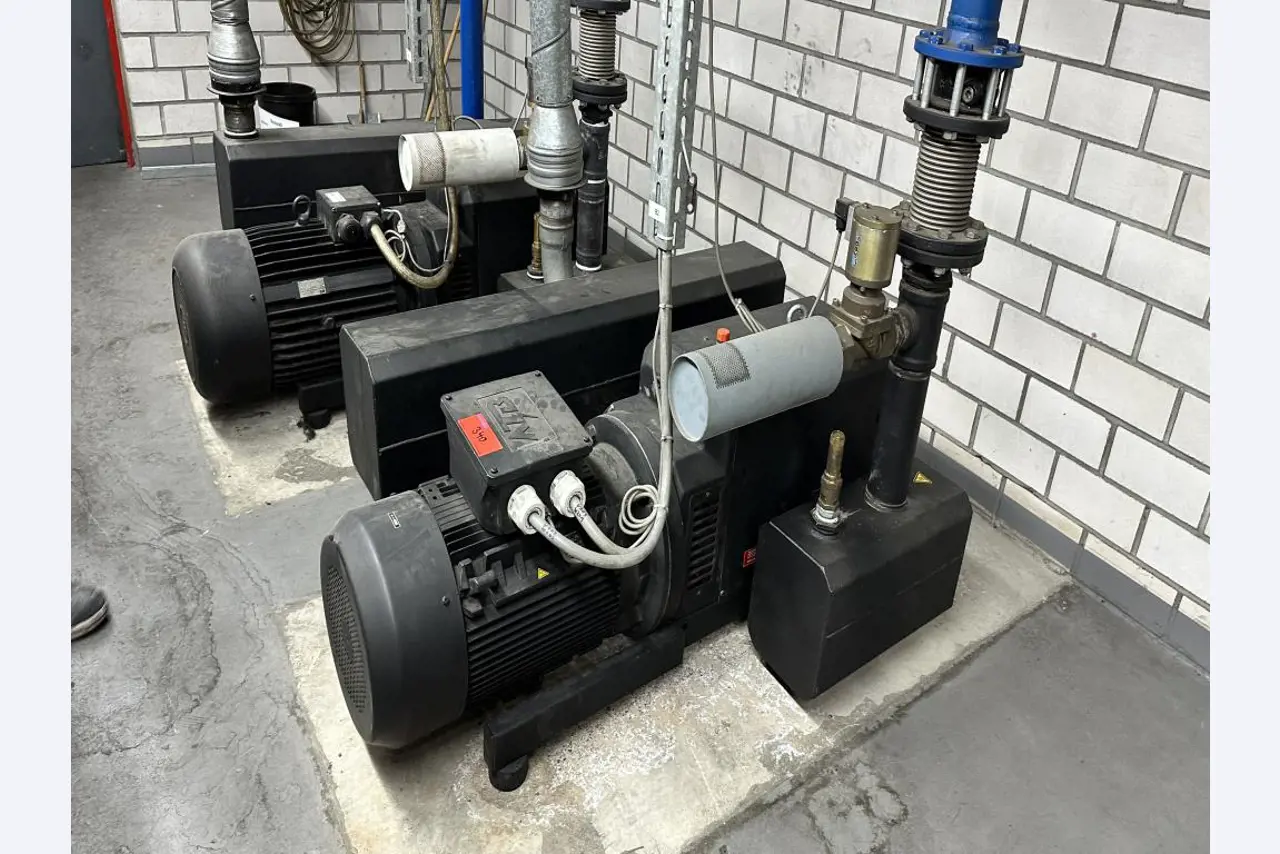 Maschinelle Einrichtung sowie Zubehör einer ehemaligen Tiefdruckerei-1