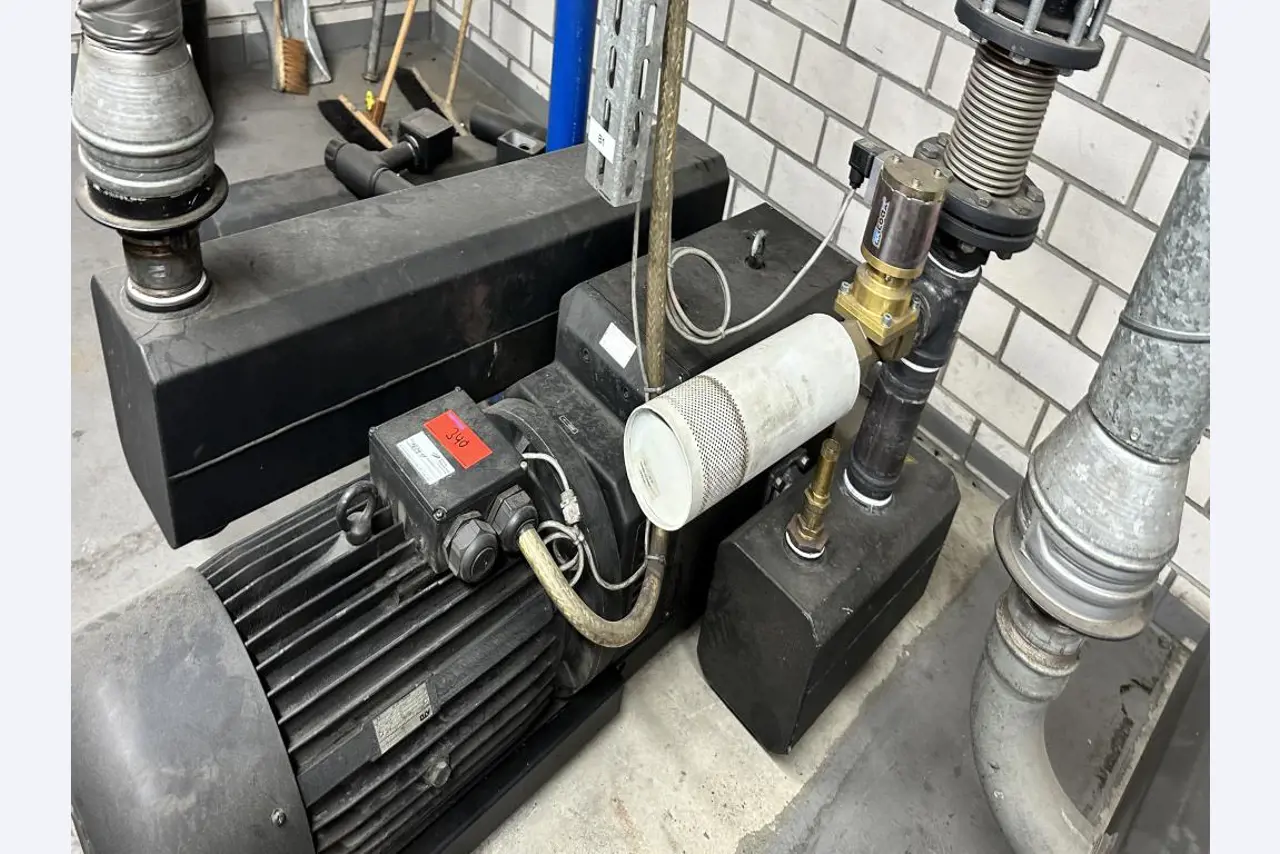 Maschinelle Einrichtung sowie Zubehör einer ehemaligen Tiefdruckerei-3