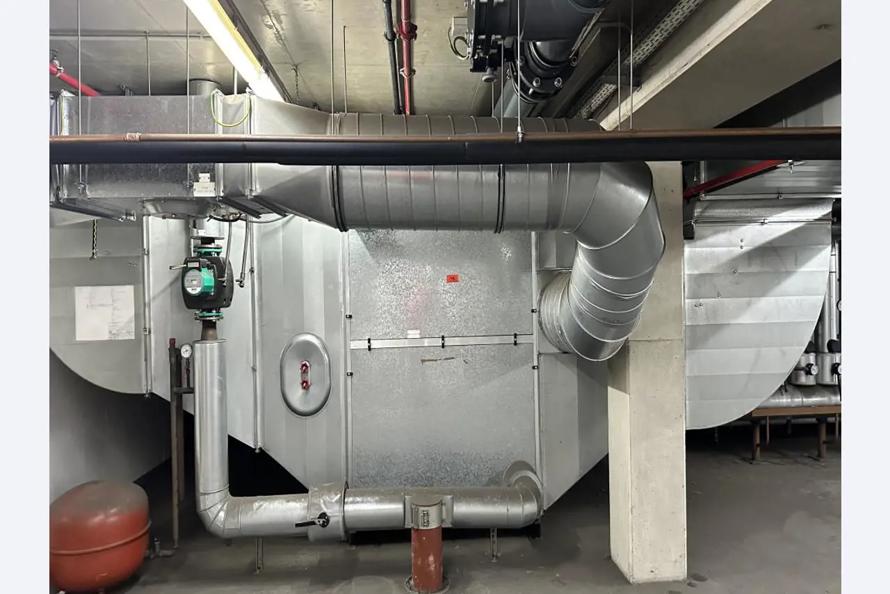 Equipement mécanique et accessoires d'une ancienne imprimerie en héliogravure-1