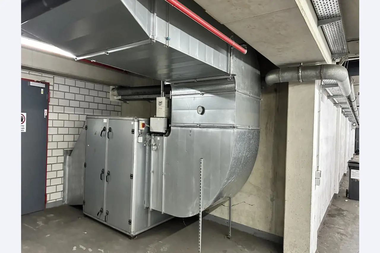 Equipement mécanique et accessoires d'une ancienne imprimerie en héliogravure-2