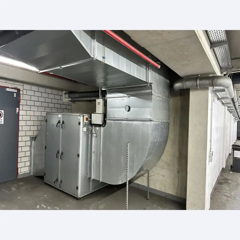 Equipement mécanique et accessoires d'une ancienne imprimerie en héliogravure-2