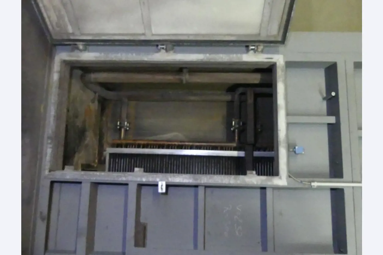 Equipement mécanique et accessoires d'une ancienne imprimerie en héliogravure-11