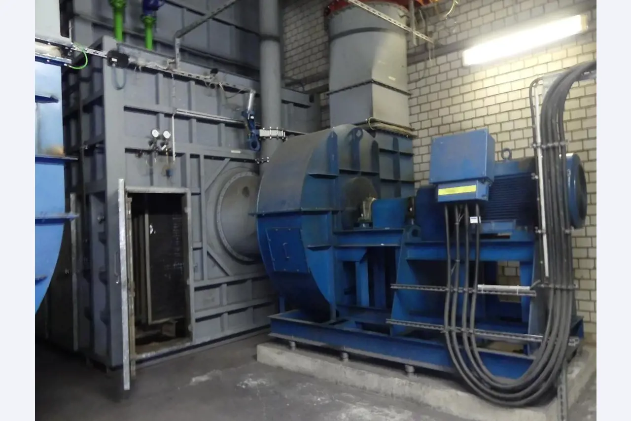 Equipement mécanique et accessoires d'une ancienne imprimerie en héliogravure-3