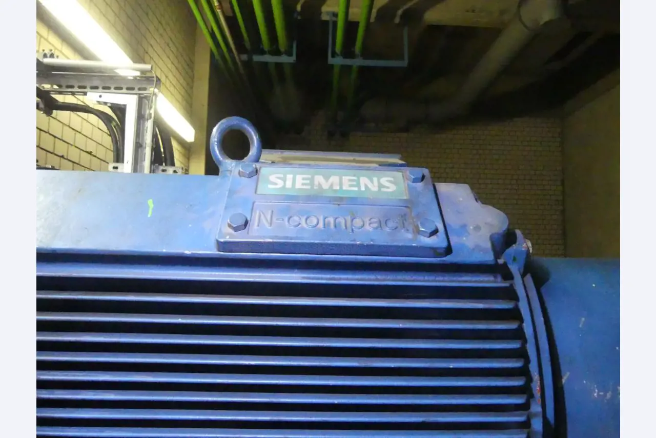 Equipement mécanique et accessoires d'une ancienne imprimerie en héliogravure-4