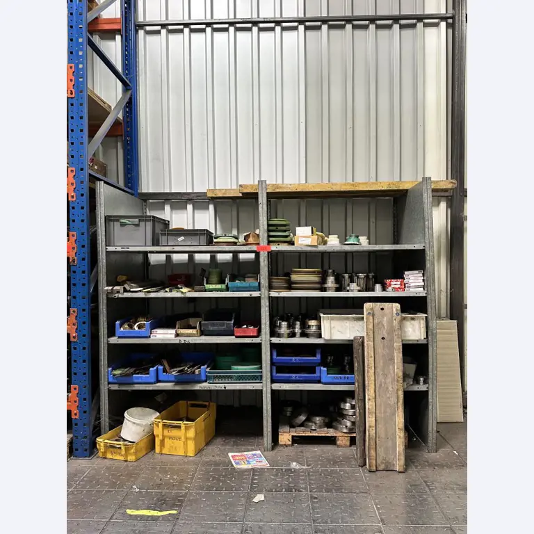 Maquinaria y accesorios de una antigua imprenta de huecograbado-1