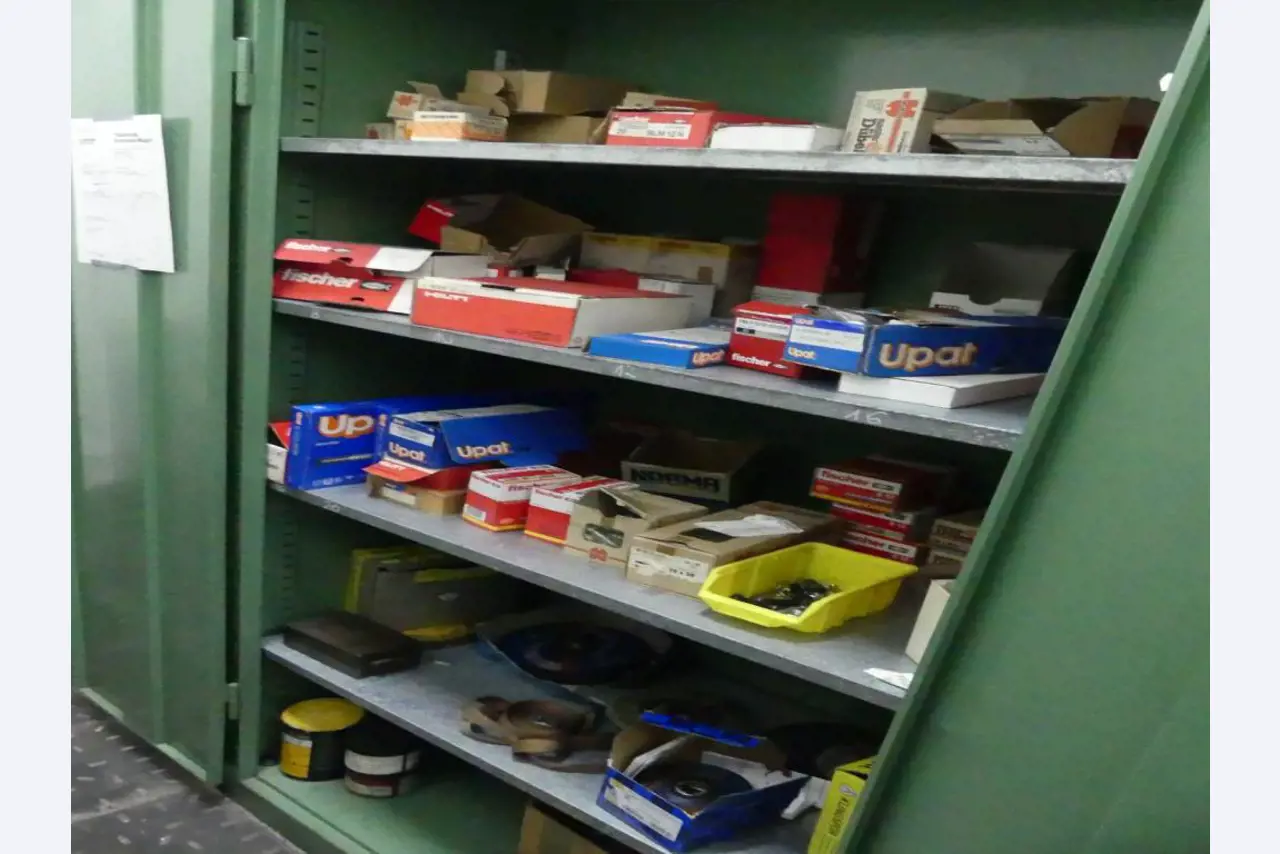 Maschinelle Einrichtung sowie Zubehör einer ehemaligen Tiefdruckerei-2