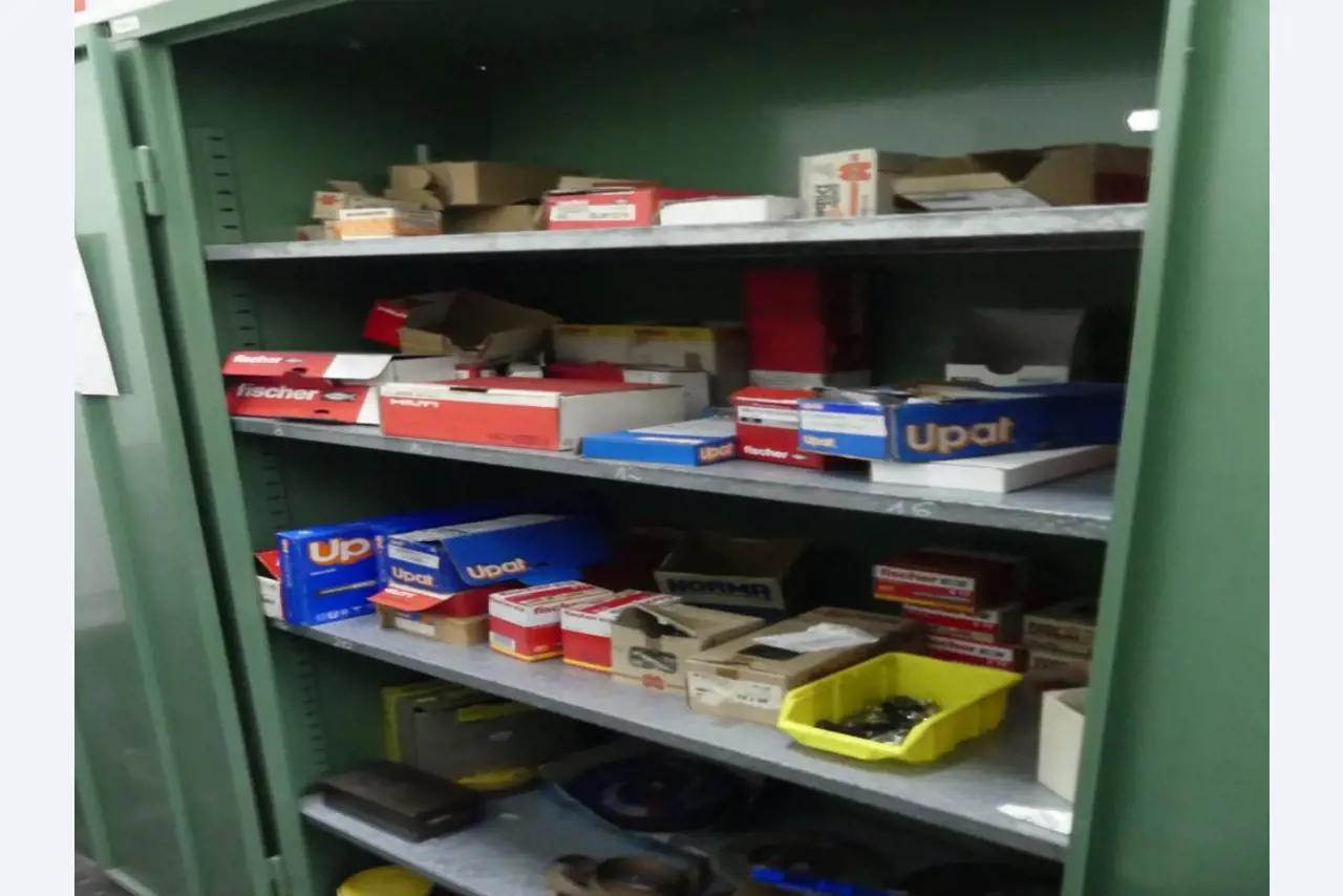 Maschinelle Einrichtung sowie Zubehör einer ehemaligen Tiefdruckerei-3