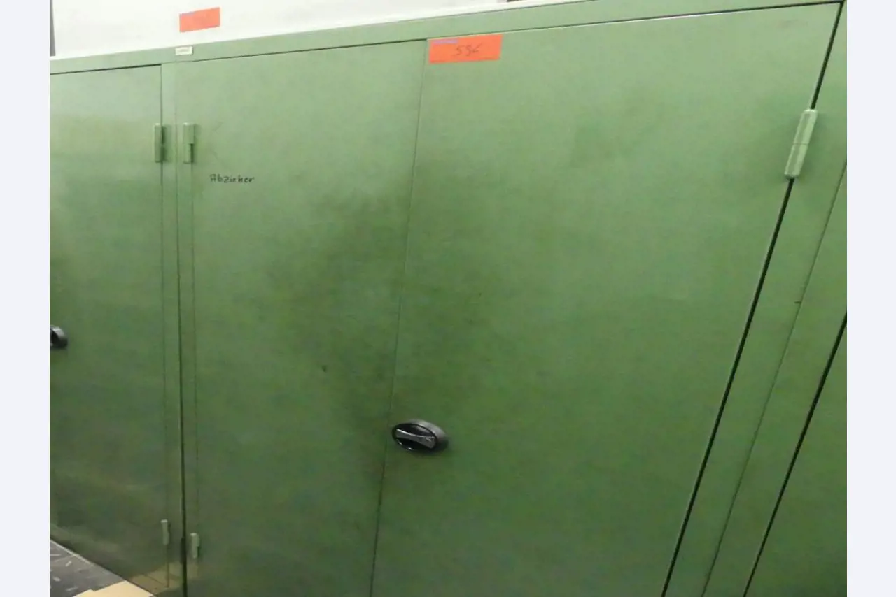 Maquinaria y accesorios de una antigua imprenta de huecograbado-1