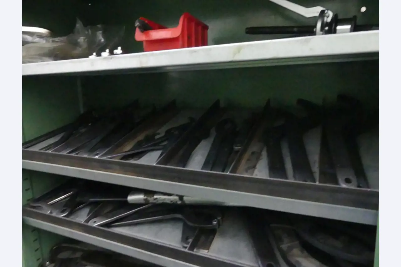 Maquinaria y accesorios de una antigua imprenta de huecograbado-2