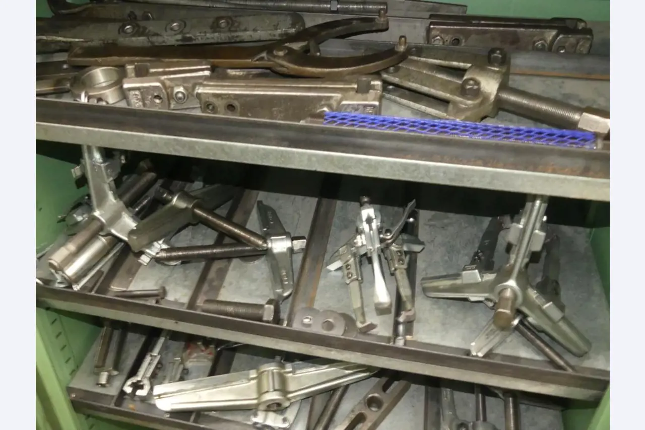 Maquinaria y accesorios de una antigua imprenta de huecograbado-3