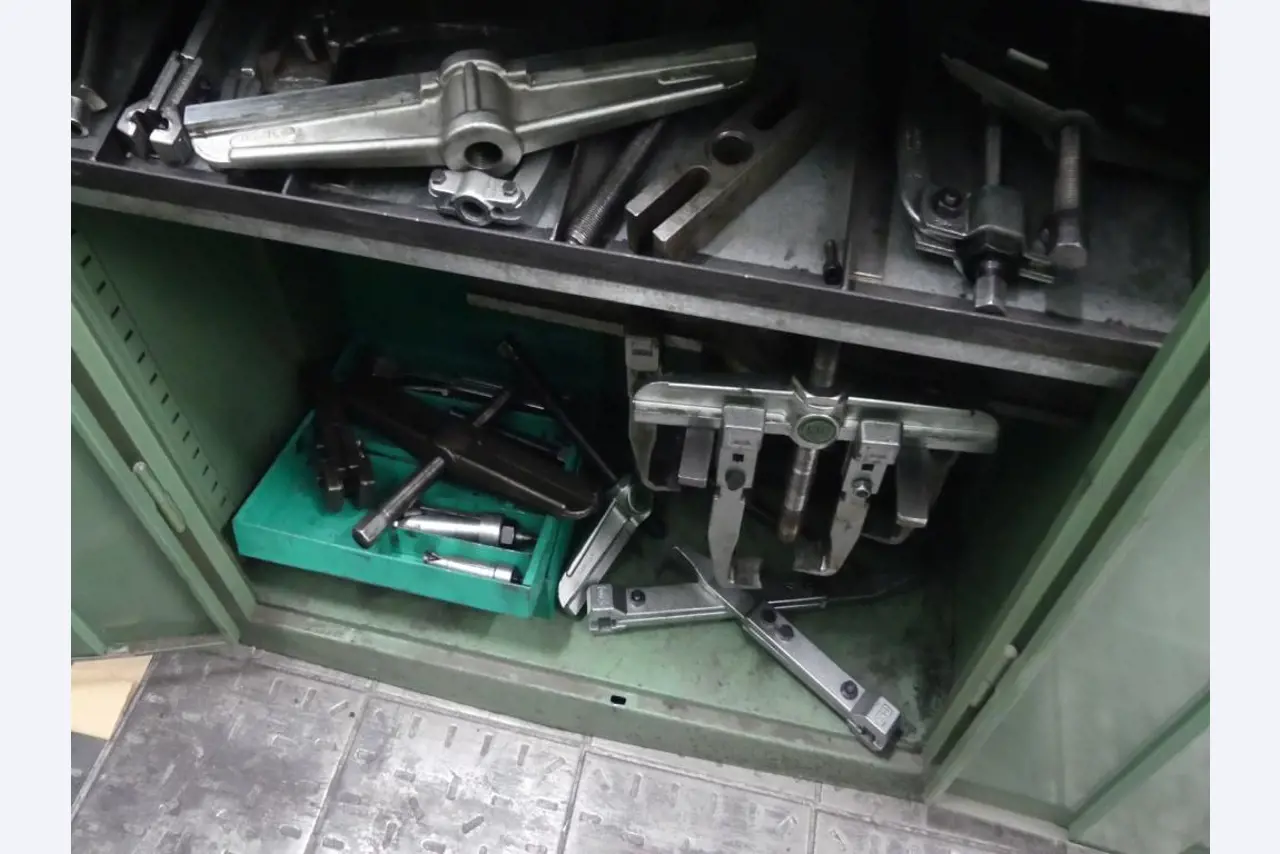 Maquinaria y accesorios de una antigua imprenta de huecograbado-4