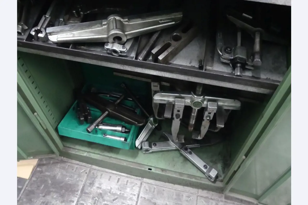 Maquinaria y accesorios de una antigua imprenta de huecograbado-5