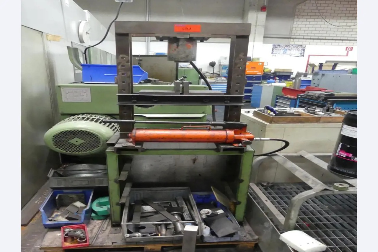 Maquinaria y accesorios de una antigua imprenta de huecograbado-1