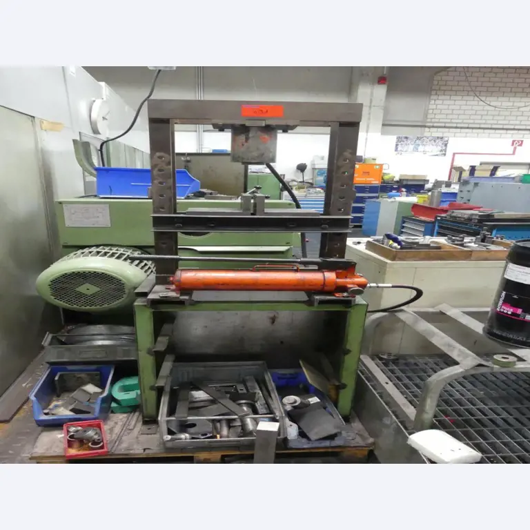 Maquinaria y accesorios de una antigua imprenta de huecograbado-1