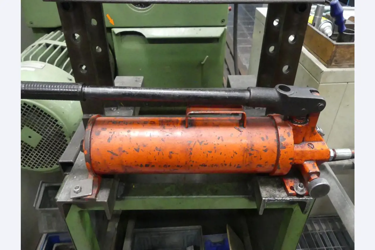 Maquinaria y accesorios de una antigua imprenta de huecograbado-2