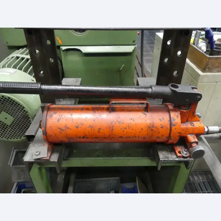 Maquinaria y accesorios de una antigua imprenta de huecograbado-2