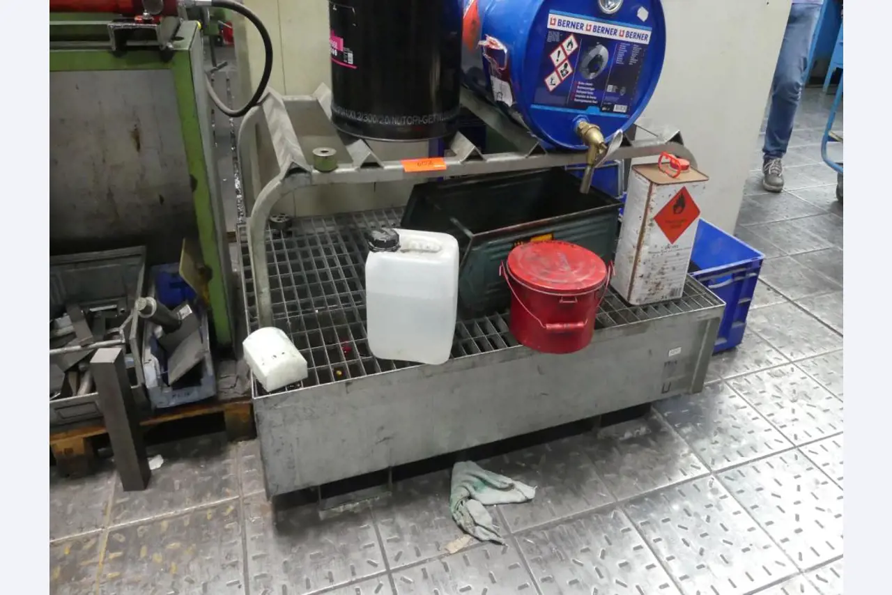 Maschinelle Einrichtung sowie Zubehör einer ehemaligen Tiefdruckerei-1