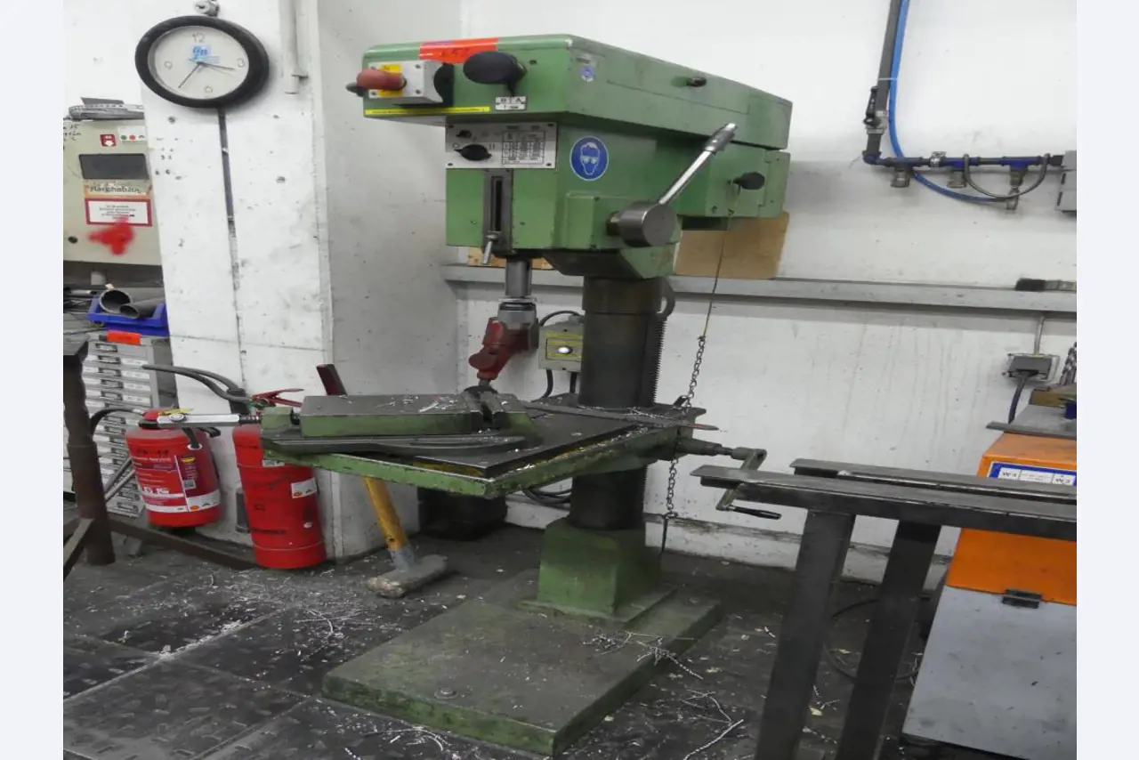 Maquinaria y accesorios de una antigua imprenta de huecograbado-1