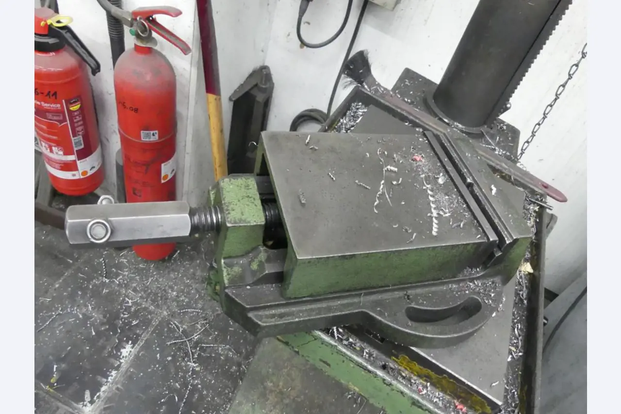 Maquinaria y accesorios de una antigua imprenta de huecograbado-4