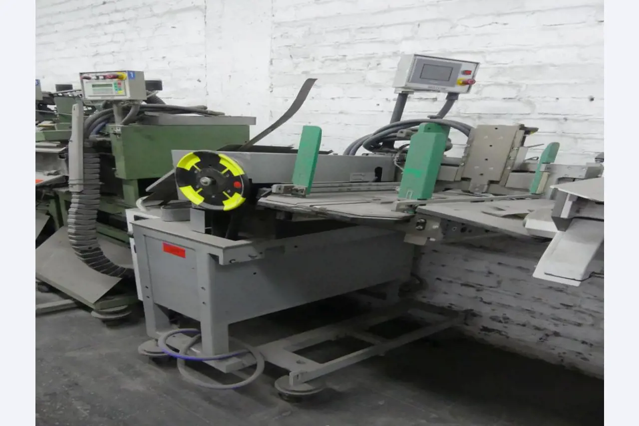 Equipement mécanique et accessoires d'une ancienne imprimerie en héliogravure-1