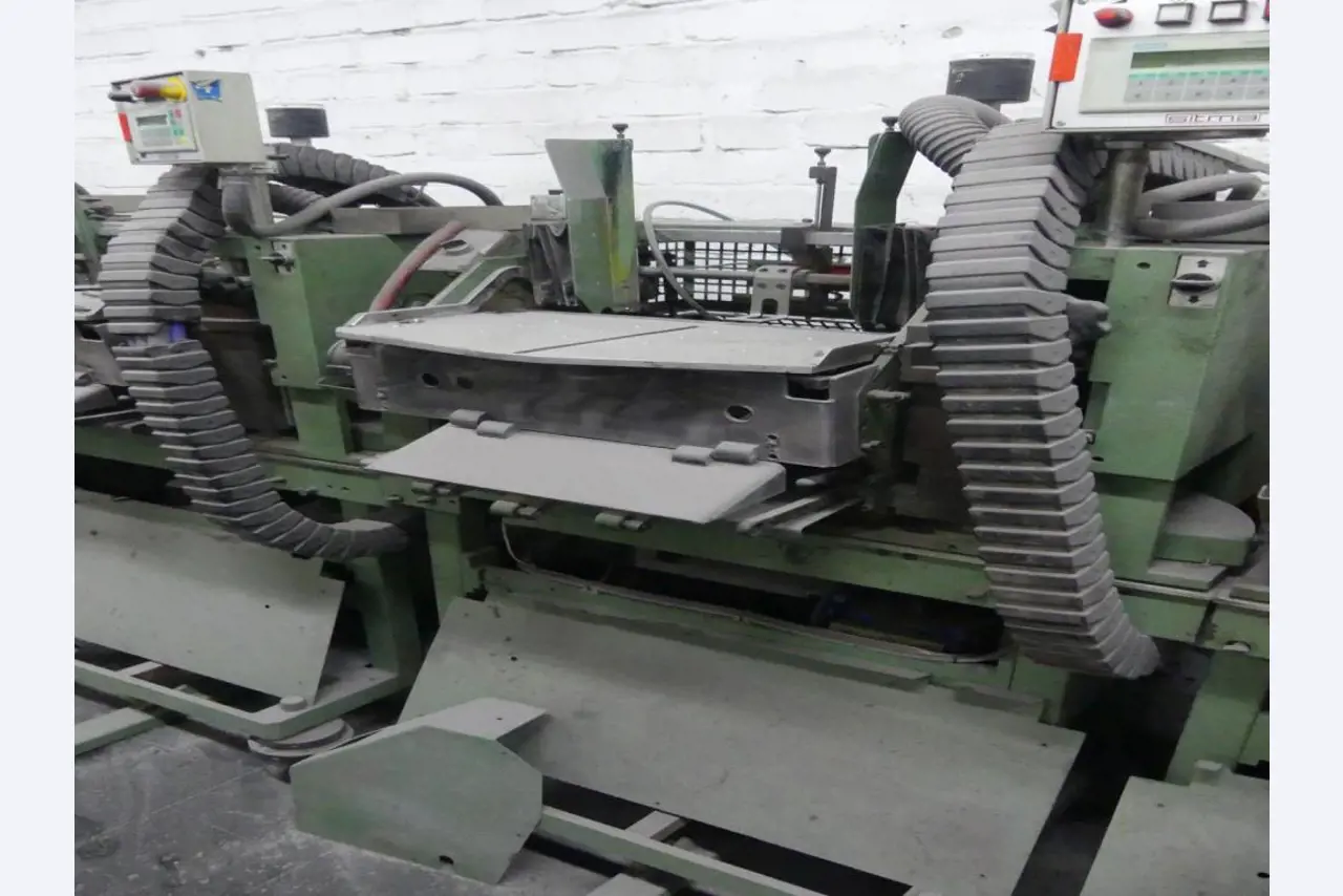 Equipement mécanique et accessoires d'une ancienne imprimerie en héliogravure-4