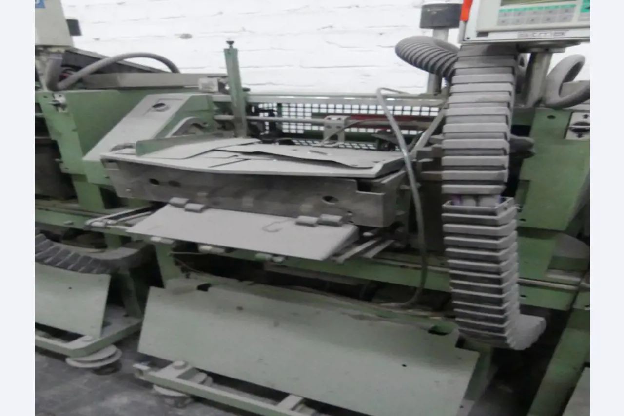 Equipement mécanique et accessoires d'une ancienne imprimerie en héliogravure-5