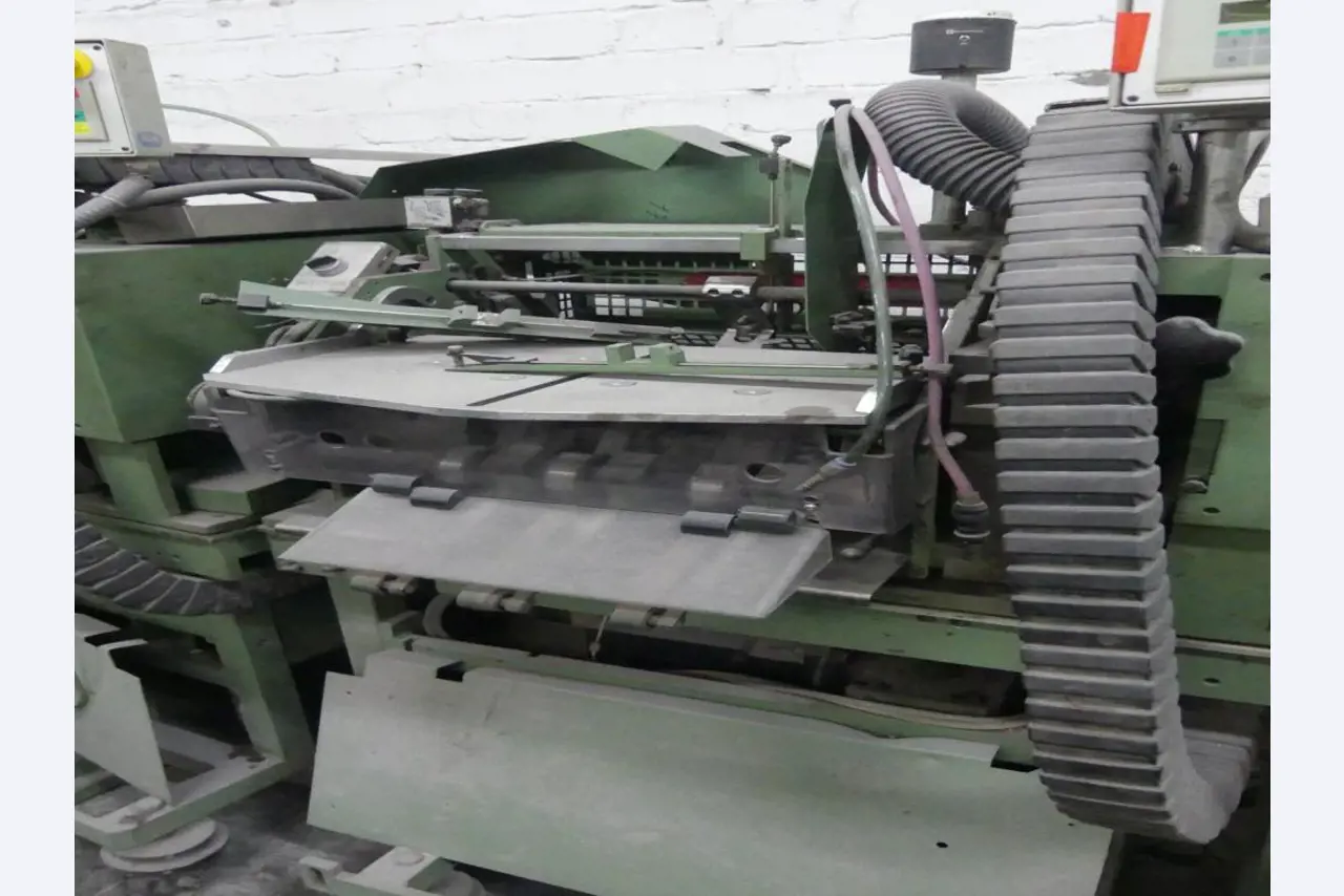 Equipement mécanique et accessoires d'une ancienne imprimerie en héliogravure-6