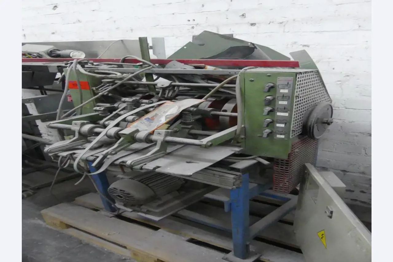 Equipement mécanique et accessoires d'une ancienne imprimerie en héliogravure-9