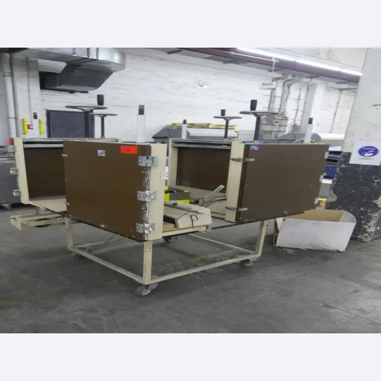 Equipement mécanique et accessoires d'une ancienne imprimerie en héliogravure-1